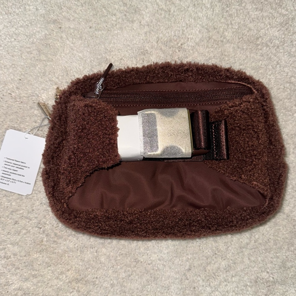 Lululemon Everywhere Belt Bag Large (Fleece, Brown) - Picture 3 of 6